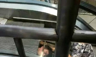 Người đàn ông bị thang cuốn “nuốt chửng” 