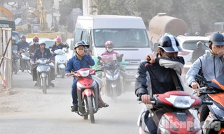 Đoạn đường dài khoảng 100 mét thuộc dự án đường vành đai 2 bắc qua sông Lừ trên đường Trường Chinh (Hà Nội) đang được đơn vị thi công gấp rút hoàn thành.