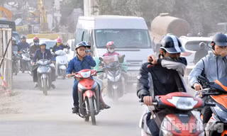 Đoạn đường dài khoảng 100 mét thuộc dự án đường vành đai 2 bắc qua sông Lừ trên đường Trường Chinh (Hà Nội) đang được đơn vị thi công gấp rút hoàn thành.