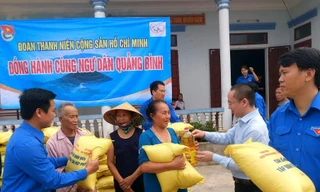 Tặng gạo, dầu ăn cho ngư dân Quảng Bình, Hà Tĩnh