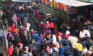 Mặc dù chưa phải chính hội nhưng hàng nghìn du khách khắp nơi đổ về chùa Hương trong những ngày đầu năm.