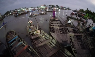 Chợ nổi Ngã Năm (Sóc Trăng) lúc rạng sáng.