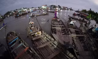 Chợ nổi Ngã Năm (Sóc Trăng) lúc rạng sáng.