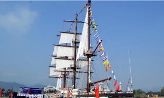 Tàu buồm Lê Quý Đôn ở cảng Học viện Hải quân.