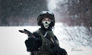 Nữ quân nhân Nga với bộ quân phục chiến đấu dành cho lính đặc nhiệm. 