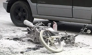 Chiếc xe máy bị cháy trơ khung.