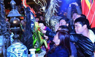 Chen lấn, xô đẩy nhau để cố cướp, dứt được một thứ trên ban thờ.