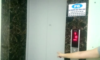 Chị H. chỉ vào chiếc thang máy nơi xảy ra sự việc.