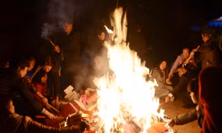Tối 18/12 (11 tháng Giêng) nhiều người dân Yên Nghĩa (Hà Đông, Hà Nội) lại cùng nhau kéo về đình làng để xin lửa lấy may ngày đầu năm.