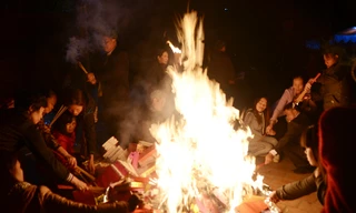 Tối 18/12 (11 tháng Giêng) nhiều người dân Yên Nghĩa (Hà Đông, Hà Nội) lại cùng nhau kéo về đình làng để xin lửa lấy may ngày đầu năm.