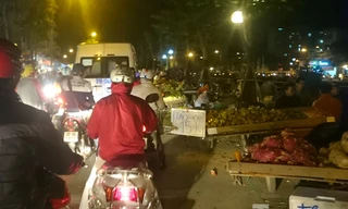 Kẹt xe vì 'chợ' hoa quả di động chiếm lòng đường