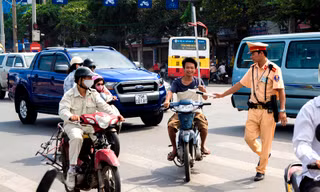 CSGT Hà Nội xử lý xe ba bánh giả danh thương binh, xe máy cũ nát, không đội mũ bảo hiểm, chở hàng hóa cồng kềnh lưu thông trên đường.