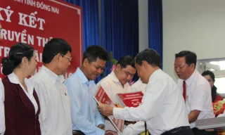 Agribank Đồng Nai trao tiền xây dựng nhà tình thương cho đồng bào nghèo chiều 26/4.