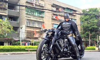 Trần Quang Đức (biệt danh Đức Tào Phớ) là người sở hữu bộ sưu tập môtô đắt giá và độc đáo. Bên cạnh đó, biker trẻ tuổi này cũng có những bộ đồ chạy xe không giống ai.