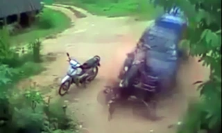 Đứng cách vỉa hè hàng chục mét vẫn bị ôtô tông trúng