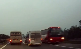 Chiếc ô tô khách ngang nhiên đi ngược chiều trên cao tốc Nội Bài - Lào Cai.