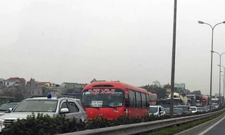 Các phương tiện ùn tắc kéo dài hàng km trên cao tốc do tai nạn. Ảnh: Nguyễn Phương Thảo.