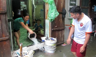 Cơn mưa lớn kéo dài nhiều tiếng đồng hồ ngày 19/8 khiến cho nhiều tuyến đường của Thủ đô chìm trong biển nước.