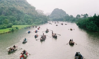 Trẩy hội chùa Hương.