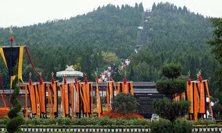 Ngọn đồi là nơi vào năm 1974, người dân phát hiện ra những di chỉ đầu tiên của lăng mộ Tần Thuỷ Hoàng.