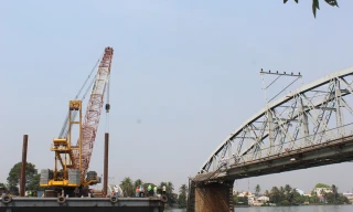 Cẩu 500 tấn được đưa vào vị trí 