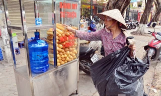 Hơn 1 tuần nay, thùng bánh mỳ từ thiện của chị Mai Ngọc và những người bạn được đặt ngoài vỉa hè đường Trần Nhân Tông, Hà Nội (đối diện Công viên Thống Nhất, ngã ba Trần Nhân Tông – Nguyễn Đình Chiểu), nhằm giúp những người nghèo qua cơn đói bụng.