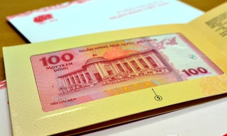Trên tay tờ tiền đặc biệt của Ngân hàng Nhà nước