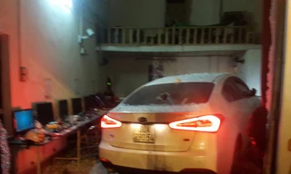 Chiếc xe ô tô nằm gọn trong quán.