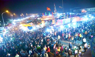 Dòng người nườm nượp đổ về chợ Viềng cầu may