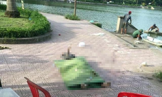 Thi thể người đàn ông được đưa lên bờ.