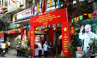 Tại các điểm bầu cử được trang trí từ trước đó.