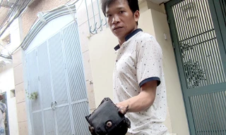 Anh Chiến may mắn tìm thấy chiếc ví sau khi đám cháy xảy ra. Ảnh: Thanh Hà.