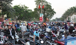 Người dân ùn ùn đổ về các khu chợ để mua cá khiến một số tuyến đường bị ùn tắc cục bộ.