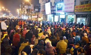 Tối 15/2 (mùng 8 tháng Giêng), hàng nghìn người ngồi dưới đường Tây Sơn phía trước cổng chùa Phúc Khánh (Hà Nội) để làm lễ dâng sao giải hạn và cầu bình an cho gia đình.