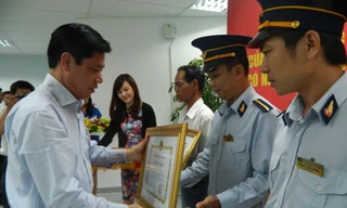 Thứ trưởng Nguyễn Ngọc Đông tặng bằng khen của Bộ trưởng GTVT cho ông Huỳnh Ngọc Hoàng và ba cán bộ, nhân viên đường sắt.