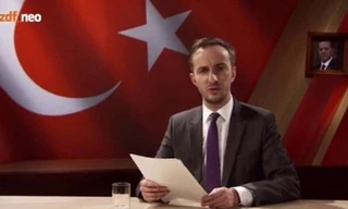 Boehmermann, diễn viên hài trong chương trình buổi tối "Neo Magazin Royale" trên đài ZDF của Đức bị cáo buộc đọc bài thơ châm biếm Tổng thống Thổ Nhĩ Kỳ Erdogan. (Ảnh: Daily Mail) 