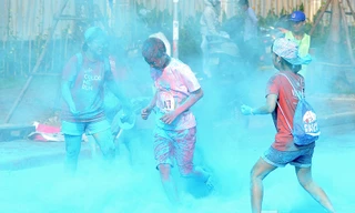 Đường chạy sắc màu 2016 được giới trẻ hưởng ứng nhiệt tình, có sự kết hợp độc đáo giữa môn thể thao chạy bộ với những hoạt động thú vị trên đường chạy.