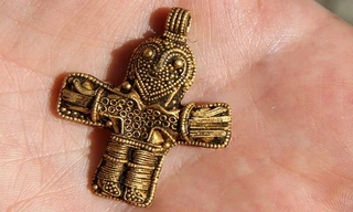 Mặt dây chuyền hình thánh giá cổ nhất ở Đan Mạch. Ảnh: Bảo tàng Viking.