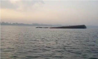 Hiện trường xà lan chìm.