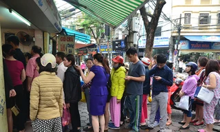 Xếp hàng dài trên vỉa hè chờ mua bánh trôi bánh chay trong ngày Tết Hàn thực.