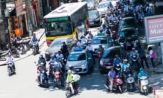 Tại thủ đô Hà Nội nhiệt độ lên tới 39 độ C khiến nhiều người tìm cách 'trốn' trong bóng râm.