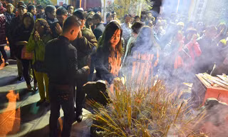 Theo quan niệm của nhiều người, mùng 1 Tết Nguyên đán đến các chùa, đền, phủ để cầu một năm mới bình an, thịnh vượng cho cả nhà trong năm. 