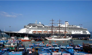 Tàu Volendam cập cảng Nha Trang.