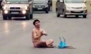 10 video ‘hot’: Nam thanh niên khỏa thân ngồi giữa đường 'lên đồng'