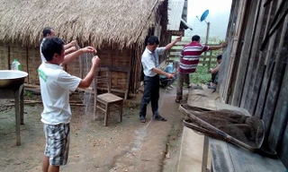 Cuối tuần, khi lương thực đưa vào từ đầu tuần và thức ăn dự trữ đã hết, các thầy giáo trường Tiểu học Tri Lễ 4 (Quế Phong, Nghệ An) lại chuẩn bị "đồ nghề" xuống suối bắt cá, vào rừng hái măng, rau... để cải thiện bữa ăn. Những hình ảnh được thầy Nguyễn Hồ