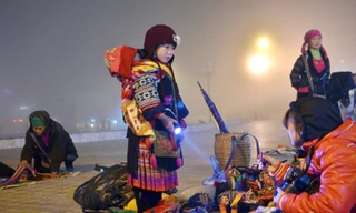 Sapa: Quấn chăn xuống đường mưu sinh trong mưa rét