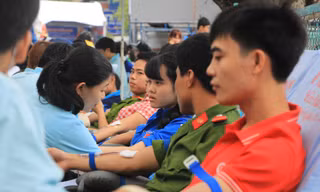 Đoàn viên thanh niên tham gia hiến máu tình nguyện trong Ngày Đoàn viên được tổ chức tại Công viên văn hóa Lê Thị Riêng