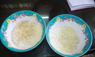 Cả hai mẫu gạo đều cùng chung một hiện tượng đổi màu sau khi ngâm nước nhiều giờ.