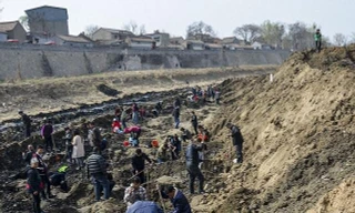 Đoạn sông ngắn được tháo nước để thau rửa nên người dân địa phương đã tới xem có tìm được cổ vật giá trị hay không, tờ Nhân dân Nhật báo đưa tin.