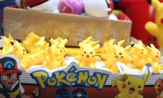 Phố Hàng Mã ngập đồ chơi 'ăn theo' Pokemon Go